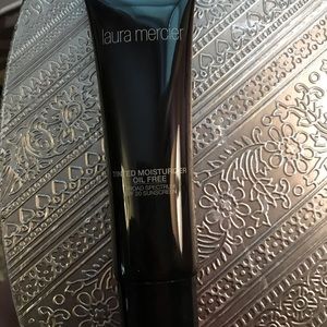 Laura Mercier tinted moisturizer oil free in  Sand